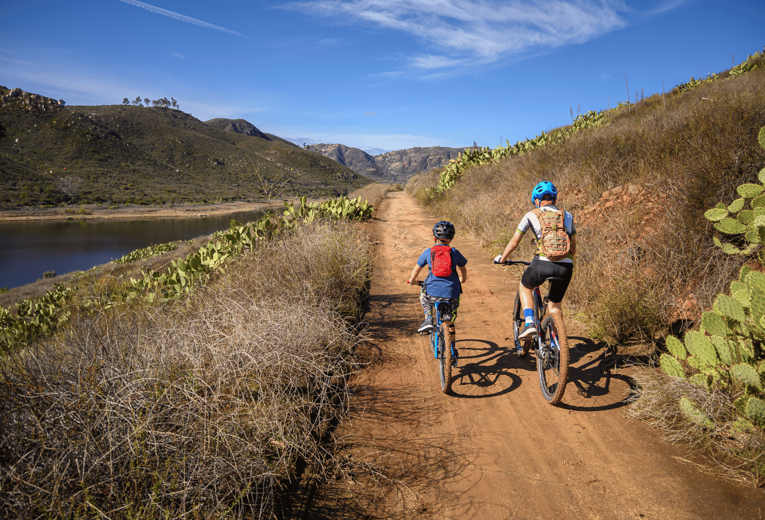 Vater und Sohn beim Trailbiken 